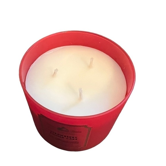White Barn Bath & Body Works 3 Wick Candle Strawberry Pound Cake - Picture 4 of 6
